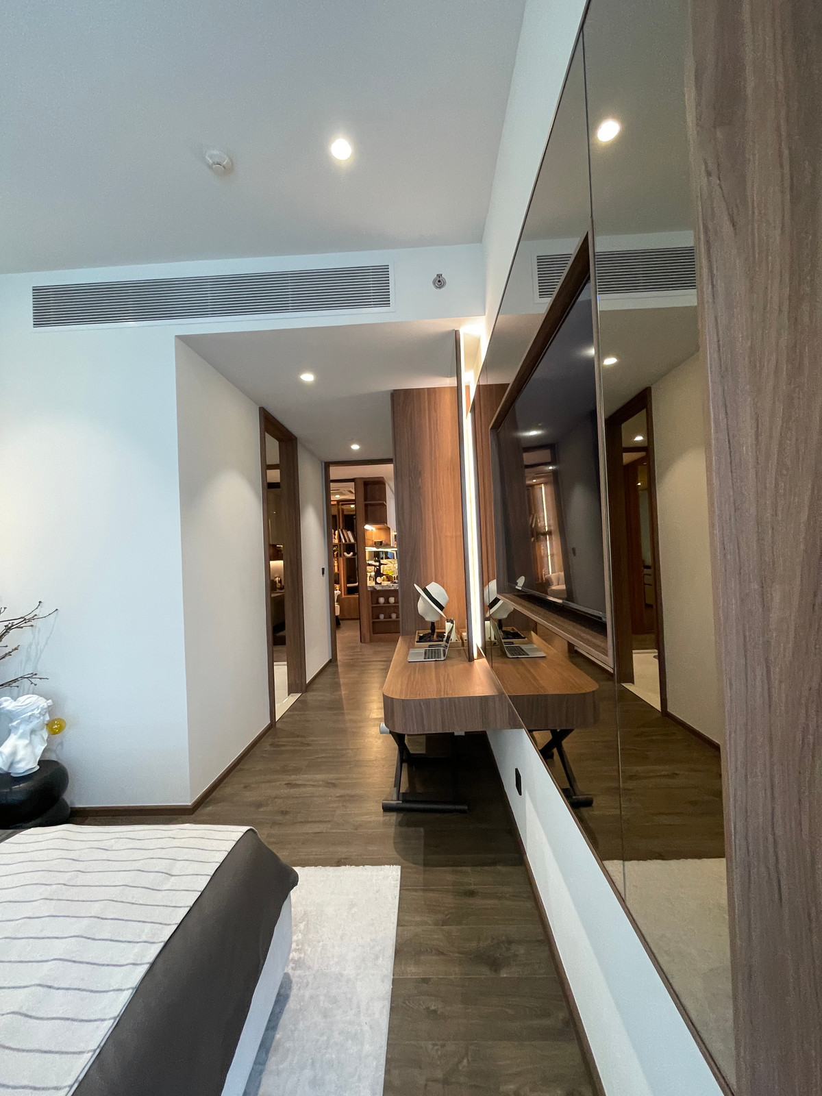 For SaleCondoSilom, Saladaeng, Bangrak : Rare unit for sale 🌳 THE ULTIMATE PARK VIEW | Rare Unit @ROMM CONVENT 🌳2 bedrooms, 2 bathrooms, usable area size 118.15 square meters on the 26th floor that offers a view of the lush Park View in the heart of Bangkok. On the highest potential location, Co