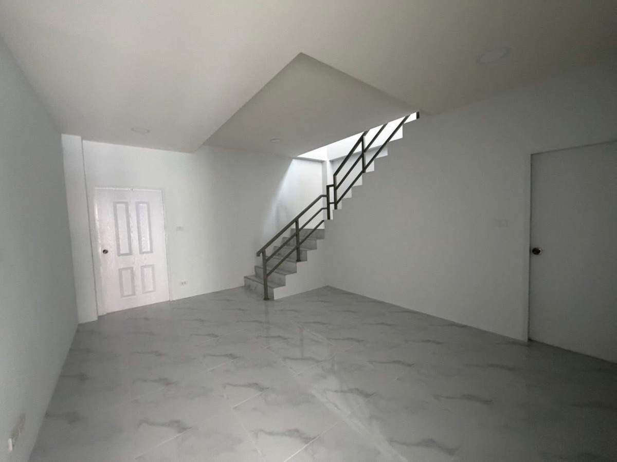 For RentWarehouseEakachai, Bang Bon : Warehouse for rent in Bang Bon Newly built warehouse Near Big C Bang Bon, near the expressway, size 400 sq m., 3 phase power, trailer can enter and exit, ready to use.