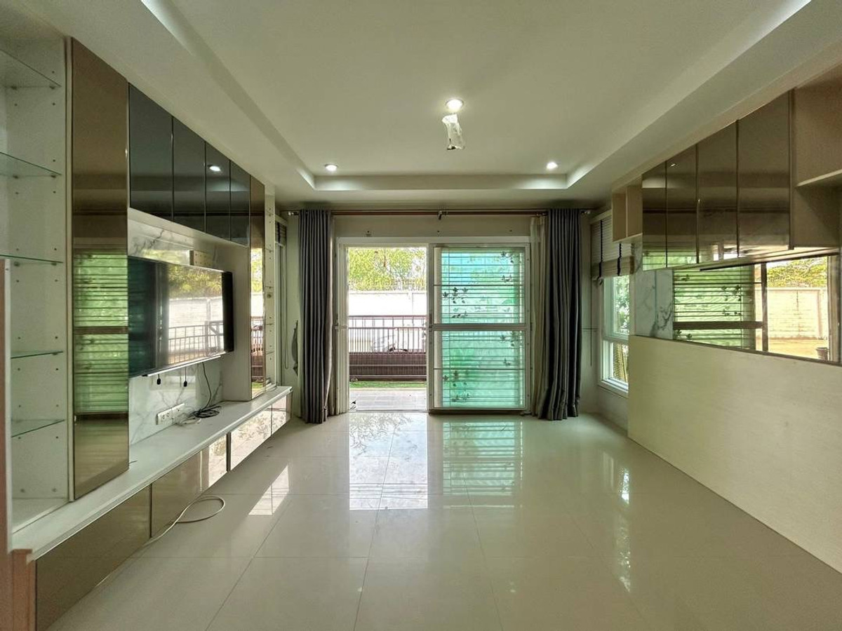 For SaleHousePathum Thani,Rangsit, Thammasat : Single house for sale, Bella Wongwaen - Lumlukka Klong 3, size 60 sq m, in front of the house does not collide with anyone, Bella Wongwaen - Lumlukka Klong 3