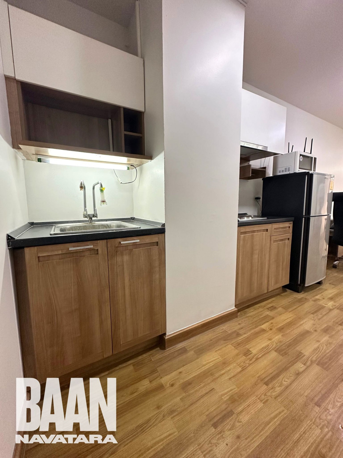 ให้เช่าคอนโดเกษตร นวมินทร์ ลาดปลาเค้า :  คอนโดบ้านนวธารา 61ตรม. ชั้น1 ห้องอยู่บริเวณหัวมุม เงียบสงบ  ถเข้าได้ 2 ทาง หน้าห้อง เข้าจากที่จอดรถ และ หลังห้อง ออกไปเป็นสระว่ายน้ำและ fitness