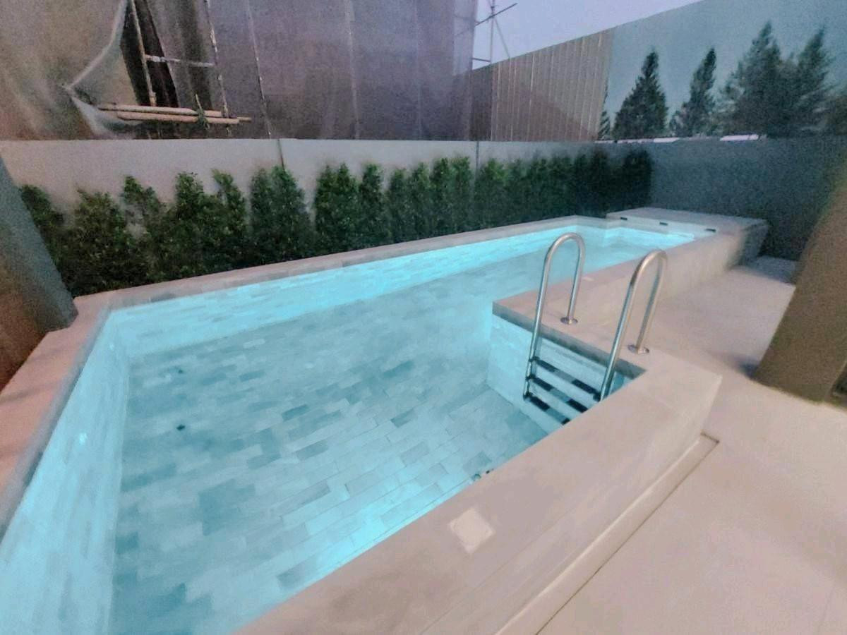 For RentHouseYothinpattana,CDC : Luxury 3-story house, 8 bedrooms, fully furnished, beautifully decorated, for rent in Yothin Phatthana-Ramindra area, near Crystal Design Center (CDC), only 2.3 km.