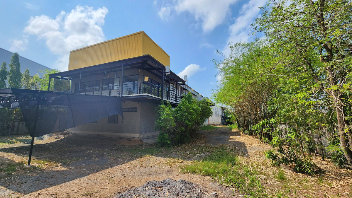 For RentWarehouseBangna, Bearing, Lasalle : Warehouse with office, 2 floors, good location, needs additional decorations, for rent in Bang Bo-Bang Phli area, near The Vintage Club.