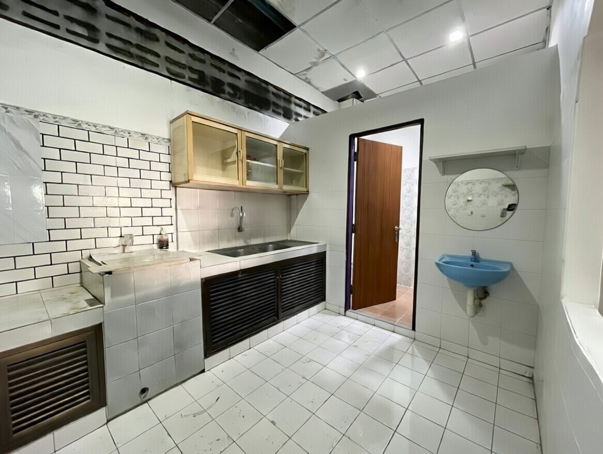 ให้เช่าทาวน์โฮมปิ่นเกล้า จรัญสนิทวงศ์ : ให้เช่า ทาวน์เฮาส์ 3 ชั้น ใกล้ MRT จรัญสนิทวงศ์ 13 เพียง 200 เมตร เดินถึงสถานี  ทำเลดีมาก เข้าเมืองสะดวก เหมาะอยู่อาศัยหรือทำโฮมออฟฟิศ ใกล้ตลาด ร้านอาหาร และสิ่งอำนวยความสะดวกครบ