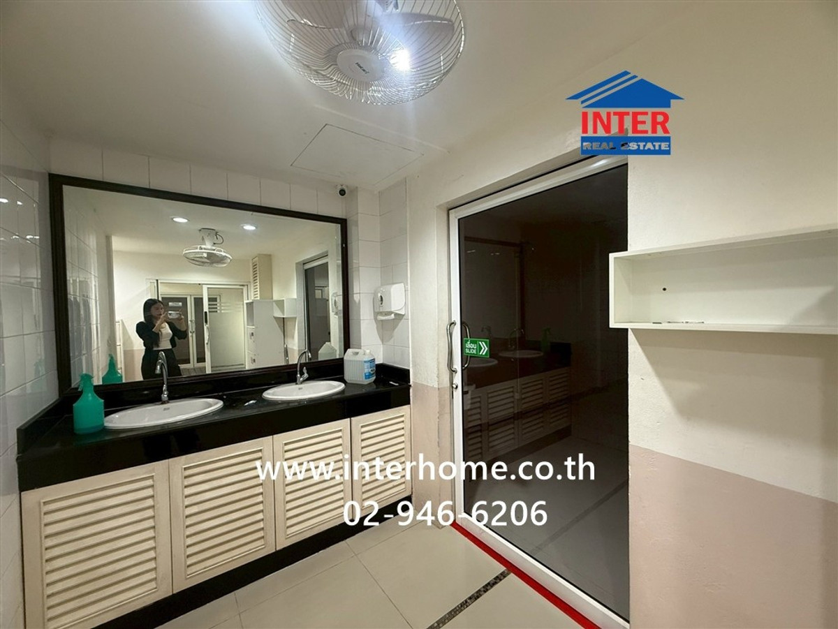 For RentOfficeChaengwatana, Muangthong : Office, 5 floors, 210 sq m, office for rent. Near Muang Thong Thani Bond Street Muang Thong Thani Road, Chaengwattana Road, Pak Kret, Nonthaburi