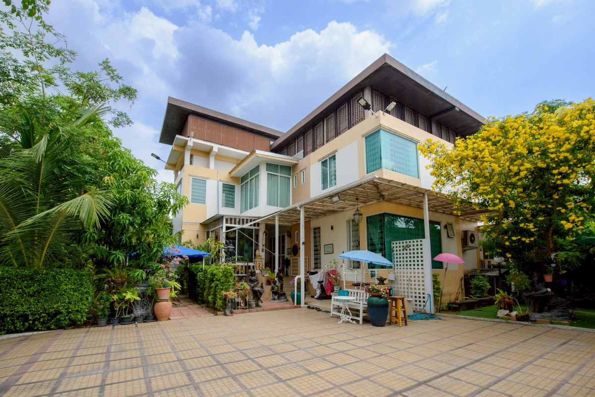 For SaleHouseKaset Nawamin,Ladplakao : Single house outside the project Nawamin 72 / 9 bedrooms (for sale), Detached House Nawamin 72 / 9 Bedrooms (FOR SALE) MNT030
