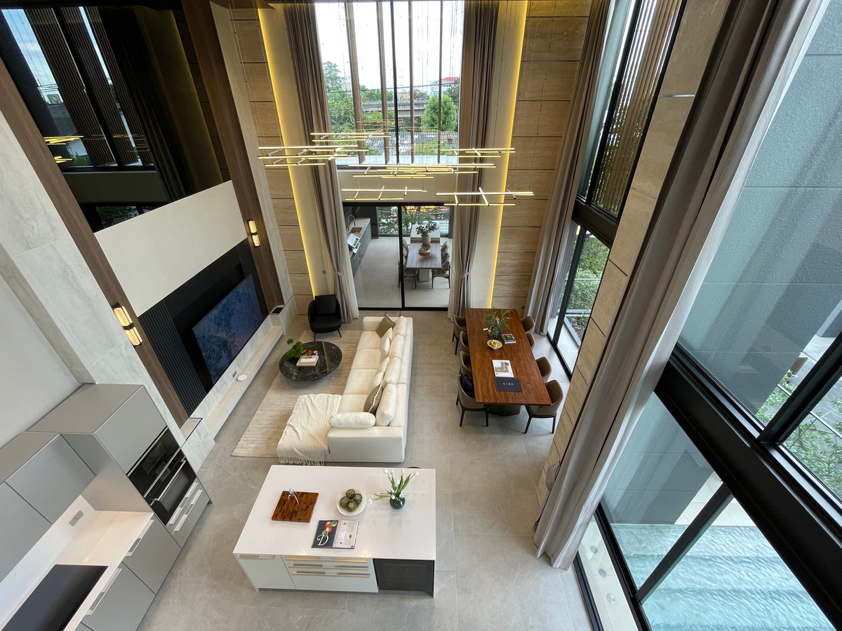 ขายบ้านเลียบทางด่วนรามอินทรา : "หนึ่งเดียวบนเลียบด่วน! Cira Residences บ้านเดี่ยว Ultra-Luxury 3.5 ชั้น พื้นที่ 845 ตร.ม. พร้อมสระว่ายน้ำส่วนตัว | ใกล้ทองหล่อ-พระราม 9 เพียงไม่กี่นาที (สังคมส่วนตัวเพียง 9 ยูนิต)"