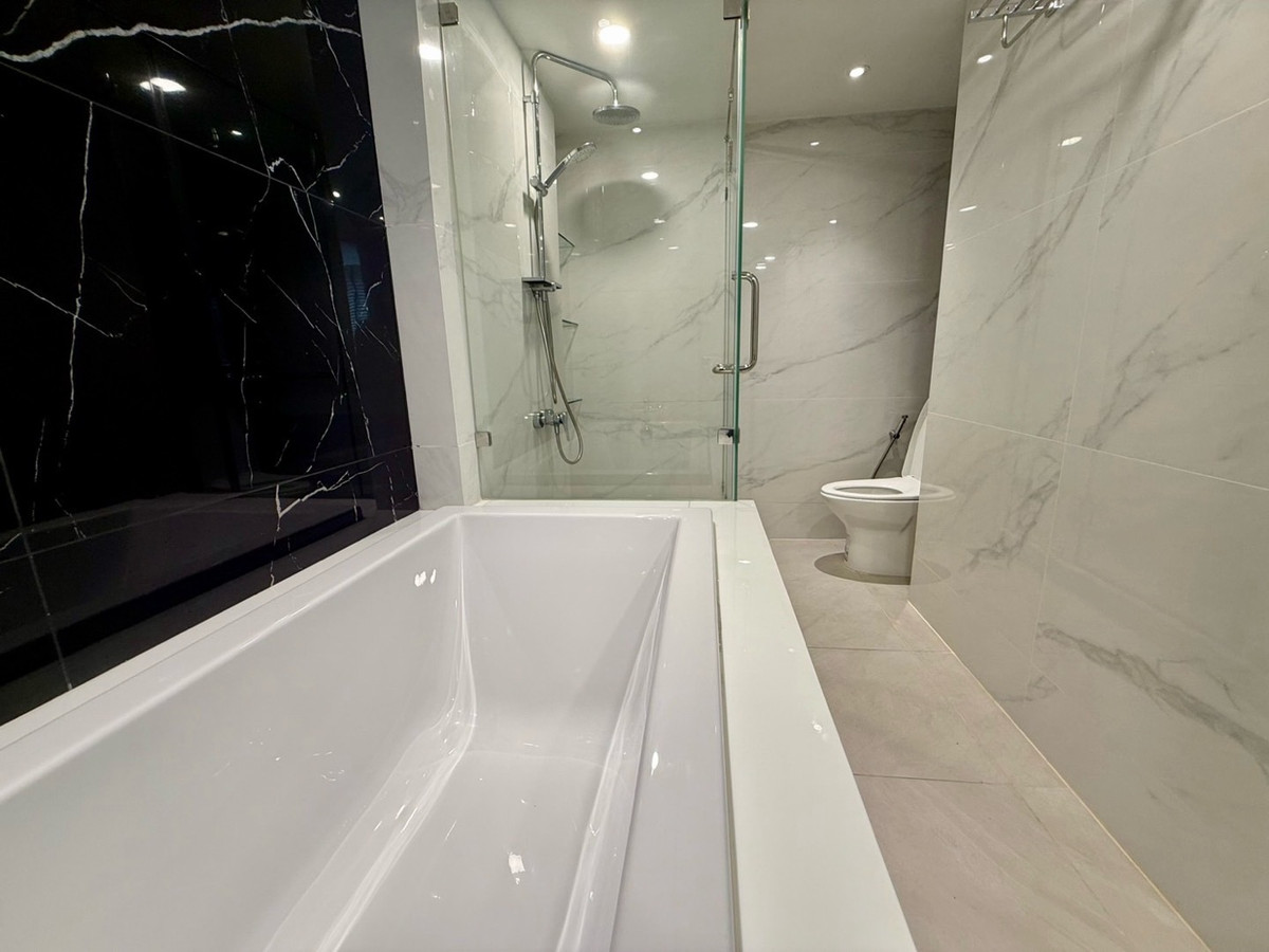 For RentCondoSukhumvit, Asoke, Thonglor : Newly Renovated/ Spacious 3 Bedrooms in Phrom pong ✨