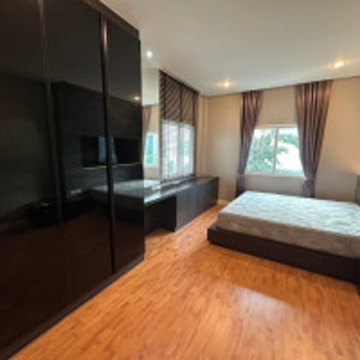 HousePinklao, Charansanitwong : Sell/rent a luxury house, The Grand Pinklao (De Pine zone), large house, 400 sq m, 3 bedrooms, 4 bathrooms, 21.5 million (rent 150,000), land width 118 sq m, furniture + complete set of electrical appliances, near Mahidol University.