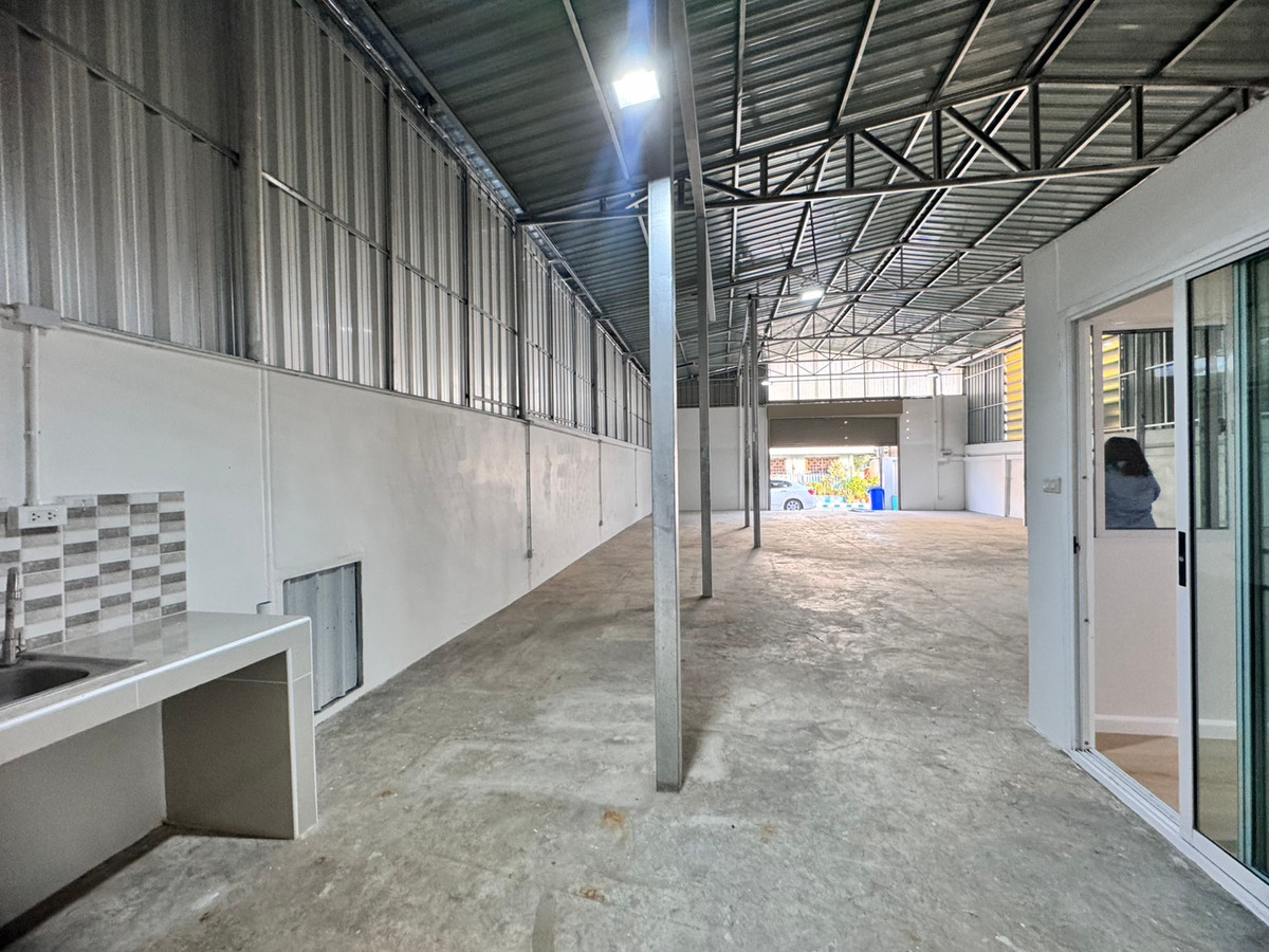 For SaleWarehouseSamut Prakan,Samrong : For sale cheap, corner warehouse New design and decoration of the whole house, Bang Pu Nakhon 1/2 with office (N.1462)