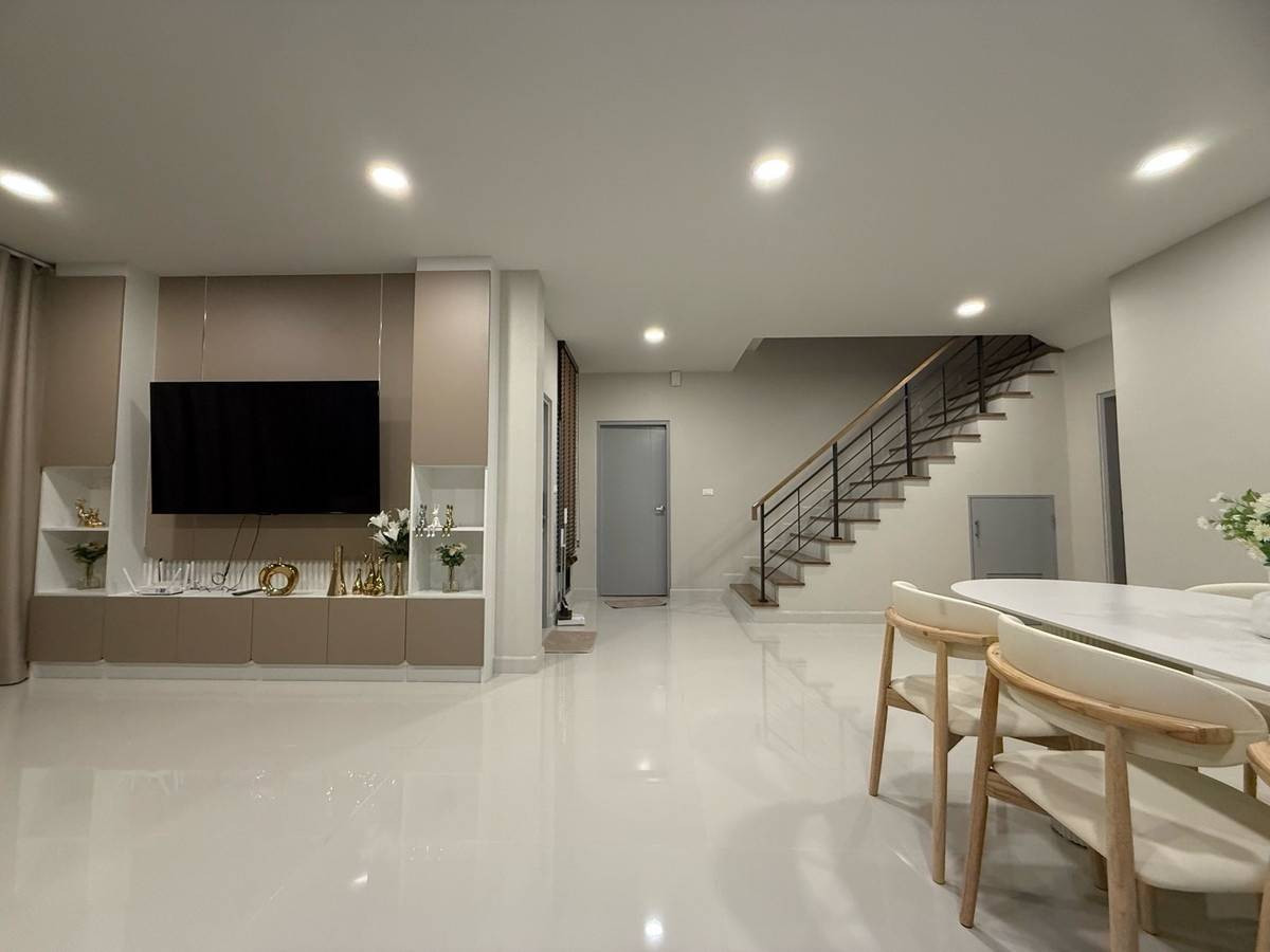 ให้เช่าบ้านปทุมธานี รังสิต ธรรมศาสตร์ : ให้เช่าบ้านเดี่ยว เซนโทร พหลฯ - วิภาวดี 3 ใกล้ โฮมโปรรังสิต เพียง 4 นาที