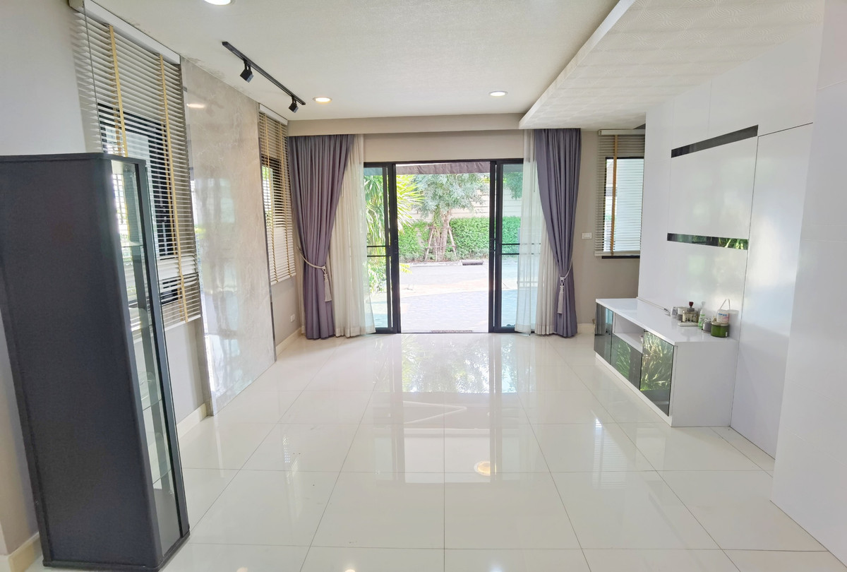 For SaleTownhomeRattanathibet, Sanambinna : [Selling at a loss! Decorated in the millions] Baan Klang Muang Rattanathibet, back side, 33 sq m, near MRT Nonthaburi Intersection 1, only 500 meters.