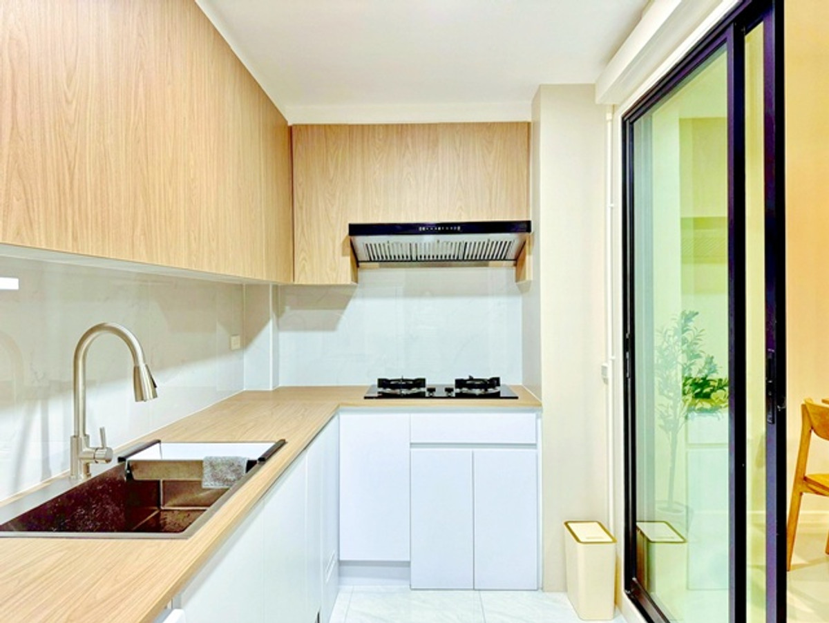 For RentTownhomeLadkrabang, Suwannaphum Airport : The Royal Golf clubhouse Parking for 2-3 cars. Townhome 5.5 meters wide. 3-4bed 4 bath near ARL LatK