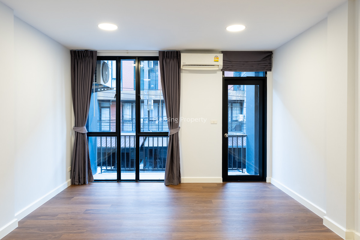 For SaleTownhomeChaengwatana, Muangthong : Newly renovated house | At the entrance of the alley is MRT Si Rat, near the expressway.