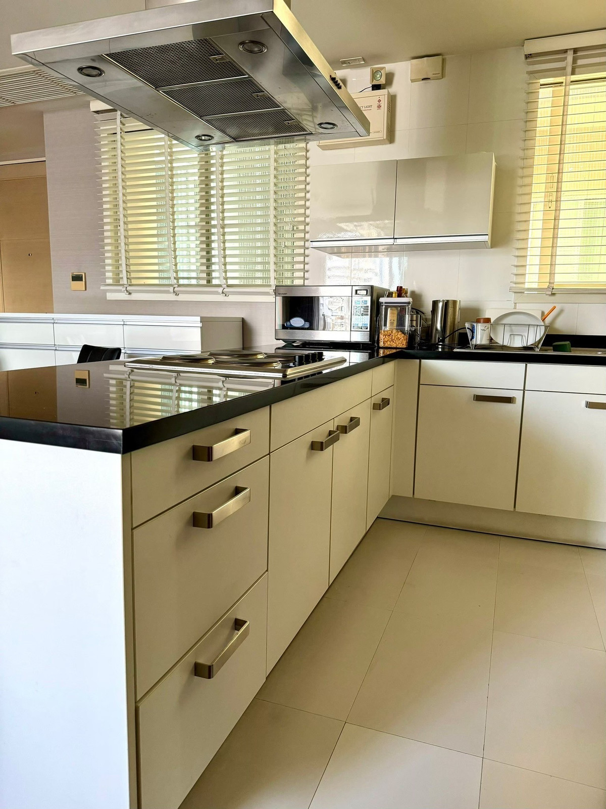 ให้เช่าคอนโดสุขุมวิท อโศก ทองหล่อ : ให้เช่าคอนโด บ้านสิริ 31 (Baan Siri 31) ใกล้ BTS พร้อมพงษ์ ใกล้ ห้างสรรพสินค้าชั้นนำ รายล้อมด้วยร้านอาหารชื่อดัง นานาชาติ ใกล้ EmQuartier และ EmSphere เพียง 600 เมตร