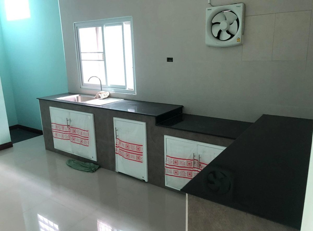 For RentWarehouseMahachai Samut Sakhon : For Rent, Warehouse + Office 🟪Purple Zone 📐️Usable area 700 sqm. 📍Krathum Baen, Samut Sakhon