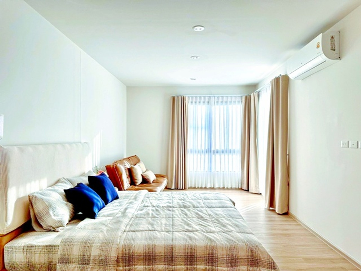 For RentTownhomeLadkrabang, Suwannaphum Airport : The Royal Golf clubhouse Parking for 2-3 cars. Townhome 5.5 meters wide. 3-4bed 4 bath near ARL LatK