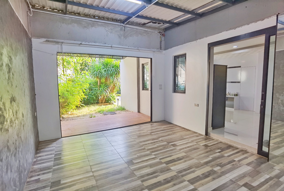 For SaleTownhomeRattanathibet, Sanambinna : [Selling at a loss! Decorated in the millions] Baan Klang Muang Rattanathibet, back side, 33 sq m, near MRT Nonthaburi Intersection 1, only 500 meters.