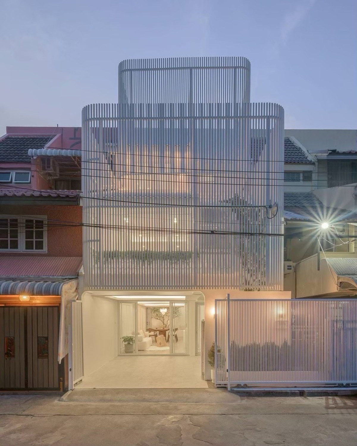 ขายบ้านสุขุมวิท อโศก ทองหล่อ : ทาวน์โฮมรีโนเวทใหม่ 3 ชั้น 250 ตรม. ใกล้ทองหล่อ สุขุมวิท เพียง 10 นาที ตกแต่ง Style Modern Classic