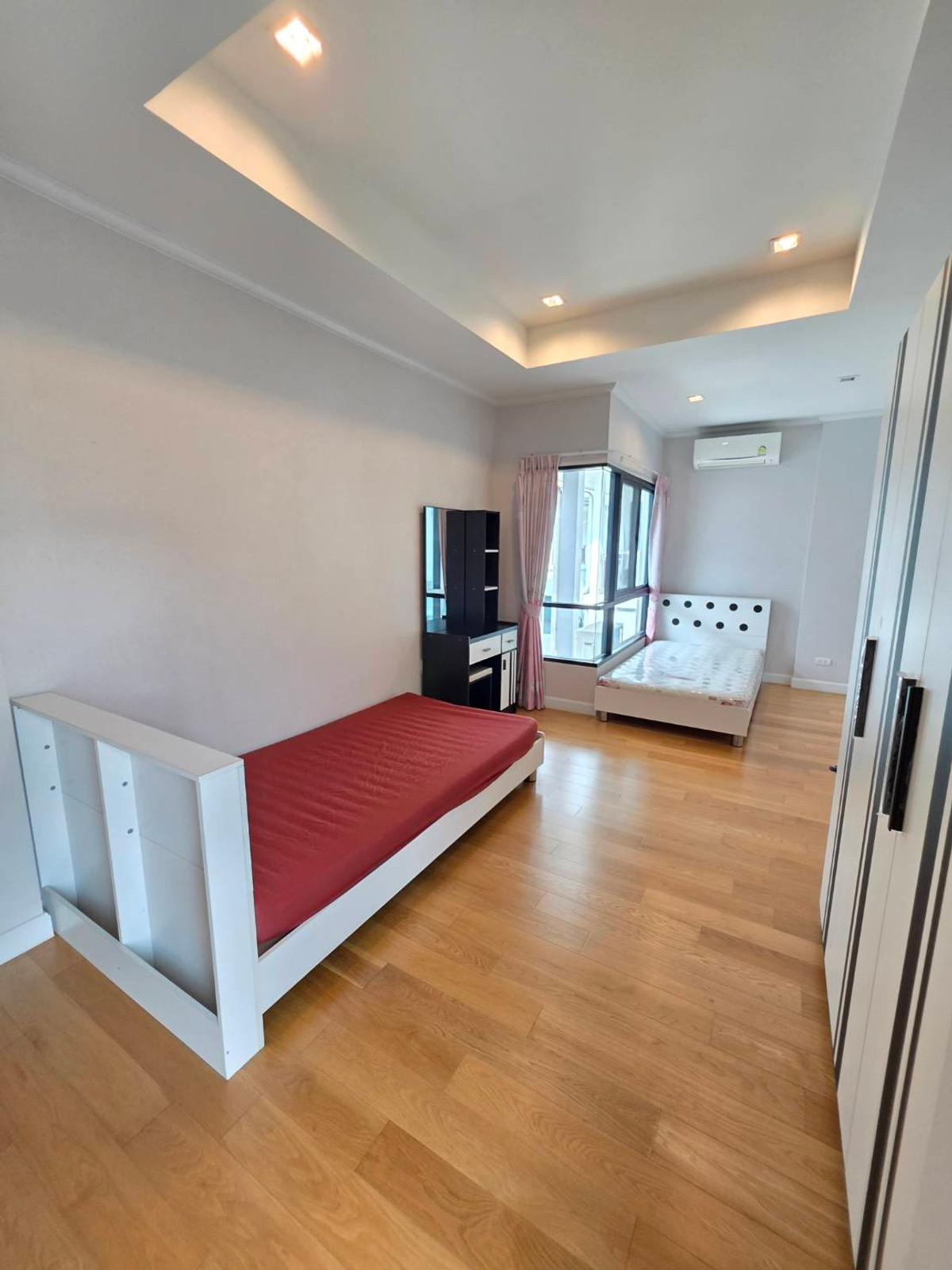 ขายบ้านลาดกระบัง สุวรรณภูมิ : ขายบ้านแฝด 3ชั้น สภาพบ้านใหม่มากๆ เจ้าของตกแต่งเสร็จแทบจะไม่ได้ใช้เลย 