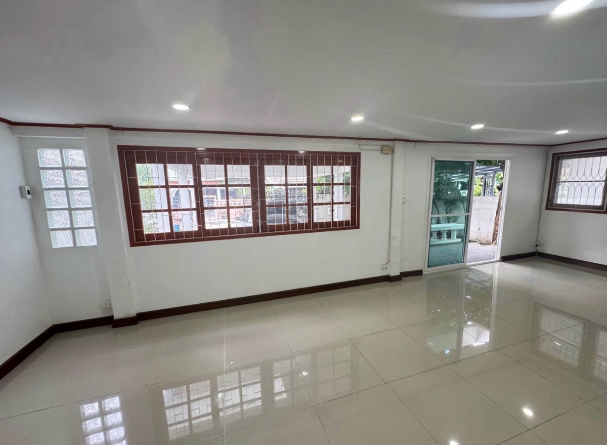 ขายบ้านพัฒนาการ ศรีนครินทร์ : ขายบ้านเดี่ยว พัฒนาการ 53 ใกล้แอร์พอร์ตลิงก์หัวหมาก 5 ห้องนอน ขนาด 90 ตร.ว ฟังก์ชันครบ เหมาะอยู่อาศัยจริงในทำเลศักยภาพ