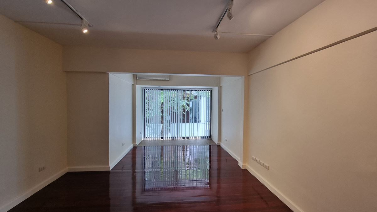 For SaleTownhomeSukhumvit, Asoke, Thonglor : Townhouse for sale, renovated, Thonglor, 4 bedrooms, 3 bathrooms, land size 30 sq m.