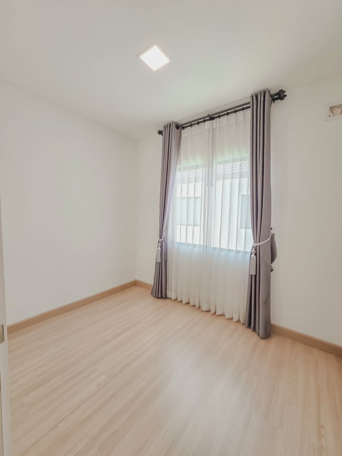 ขายทาวน์โฮมขอนแก่น : ทาวน์โฮม 2 ชั้น พฤกษา แอร์พอร์ต แต่งสวย ใกล้สนามบินขอนแก่น เฟอร์ครบ หิ้วกระเป๋าเข้าอยู่ได้เลย