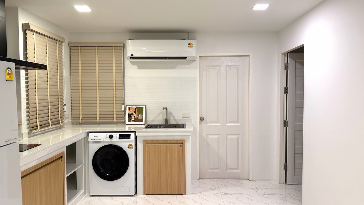 ให้เช่าอ่อนนุช อุดมสุข : บ้าน 3 ชั้น พร้อมเฟอร์นิเจอร์ ตกแต่งสวยงาม ให้เช่า ย่านอ่อนนุช-ศรีนครินทร์ ใกล้ปิงมาร์เช่ปาร์ค เพียง 800 เมตร