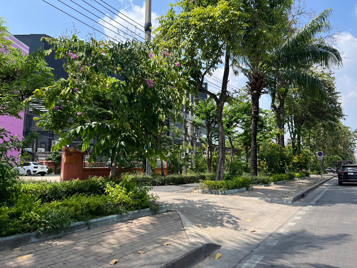 ขายที่ดินเลียบทางด่วนรามอินทรา : ขายที่ดินแปลงสวยติดถนนเลียบทางด่วนเอกมัยรามอินทรา ฝั่งเดียวกับเซ็นทรัล ห่างเซ็นทรัล100เมตร 0863557948