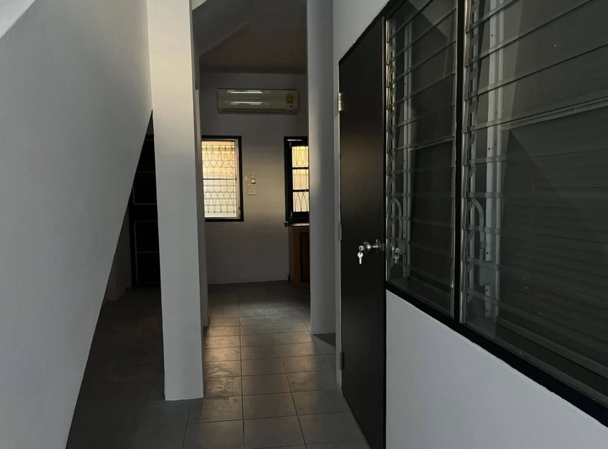 For RentHome OfficeRatchadapisek, Huaikwang, Suttisan : For rent‼️4-story townhome, completely renovated | Suitable for living / making an office / registering a company 🚇Location: Suthisan Road (near MRT Suthisan, can walk)
