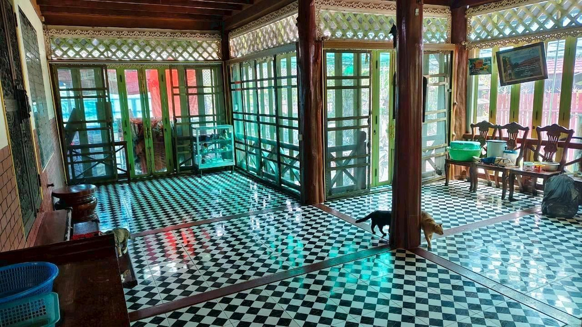 For SaleHousePhitsanulok : For sale: semi-concrete teak house, beautiful, classic, prime location in the heart of Phitsanulok city. Near Central-Buddhist Hospital