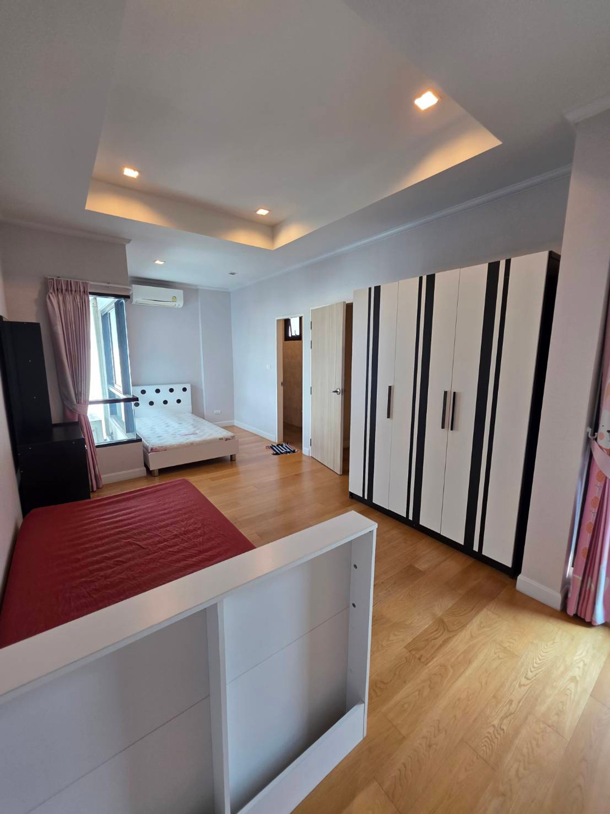 ขายบ้านลาดกระบัง สุวรรณภูมิ : ขายบ้านแฝด 3ชั้น สภาพบ้านใหม่มากๆ เจ้าของตกแต่งเสร็จแทบจะไม่ได้ใช้เลย 