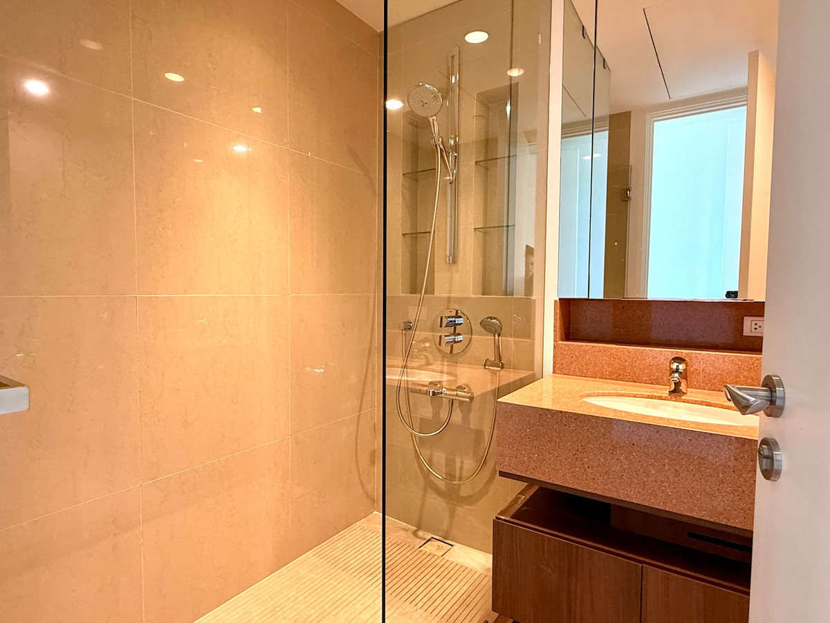 ให้เช่าคอนโดวิทยุ ชิดลม หลังสวน : คอนโด 3 ห้องนอน พื้นที่กว้างขวาง วิว Royal Sport Club