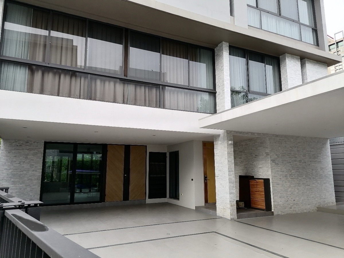 บ้านสุขุมวิท อโศก ทองหล่อ : วิลล่าหรูทองหล่อให้เช่า พร้อมสระว่ายน้ำส่วนตัวและลิฟท์ส่วนตัว