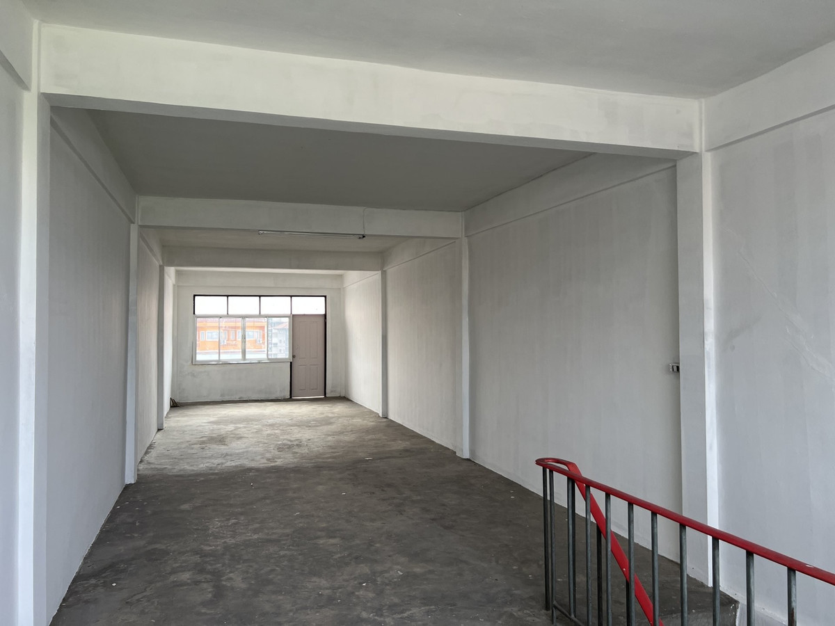 For RentShop HouseMin Buri, Romklao : Prime Commercial Building for Rent – Suwinthawong Main Road (Corner of Soi Sam Wa)