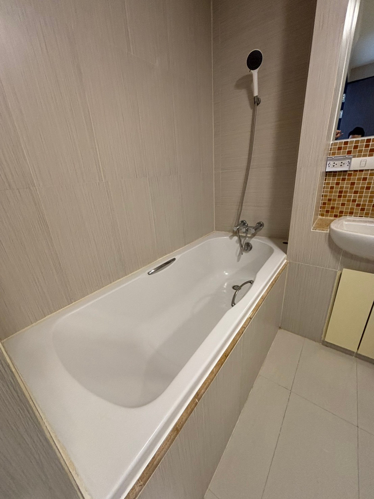 For RentCondoSukhumvit, Asoke, Thonglor : For rent: The Alcove 49, private, quiet, in the heart of Sukhumvit 49, large room, 1 bedroom, excellent condition, ready to move in.