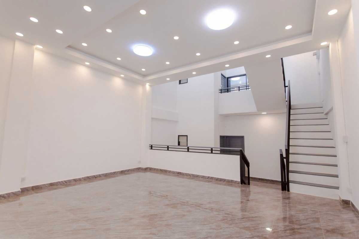 ขายทาวน์โฮมรัชดา ห้วยขวาง : Large Home Office House in Huai Khwang Area | 6 Bedrooms 7 Bathrooms | Land 52 Sq.w. Access Multiple Roads ใกล้ MRT เหมาะทั้งอยู่อาศัยและทำธุรกิจ