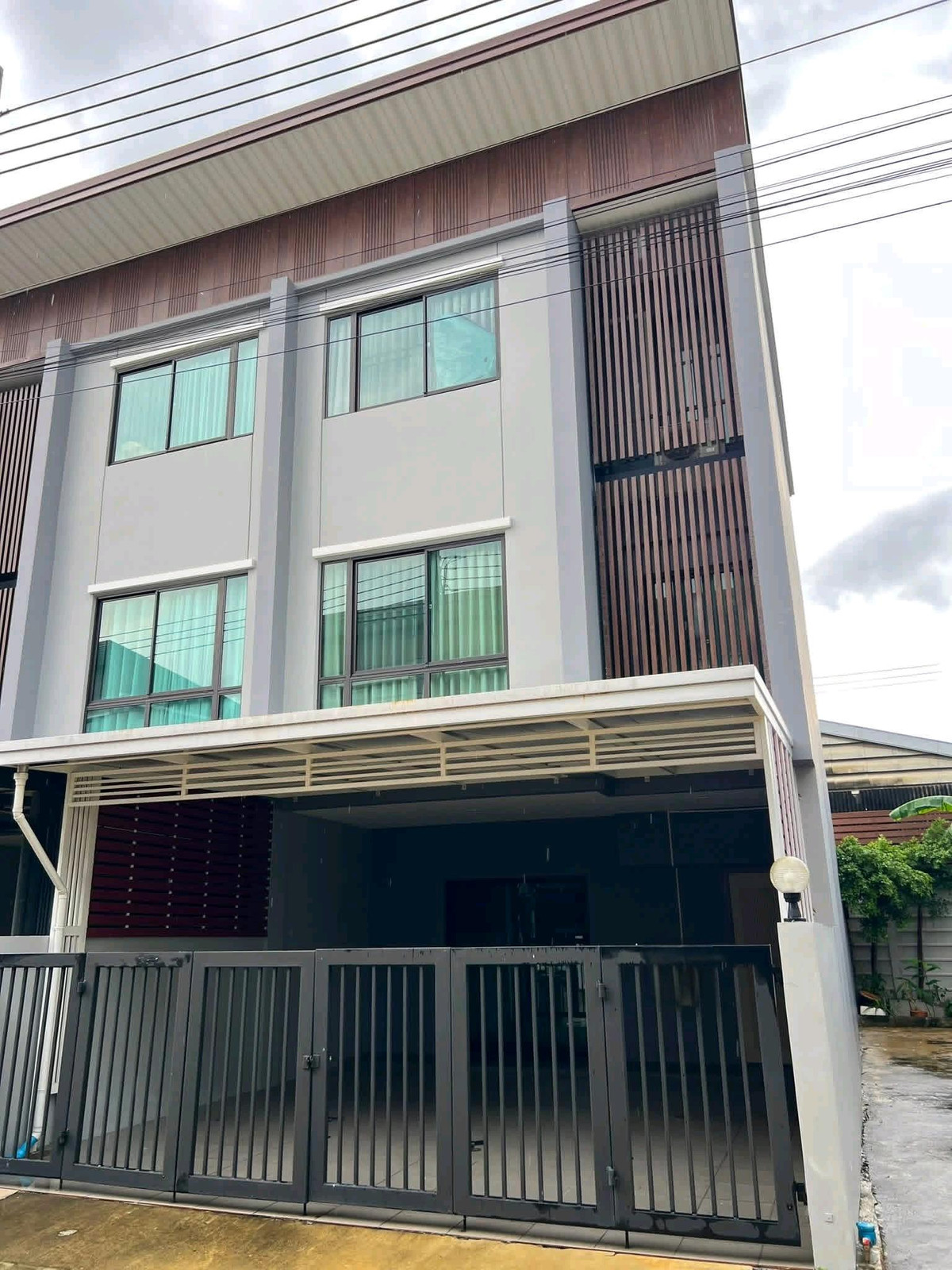 For RentHouseRatchadapisek, Huaikwang, Suttisan : 🌜🌟🌛Beautiful house, corner house, high privacy. Complete with new furniture throughout.