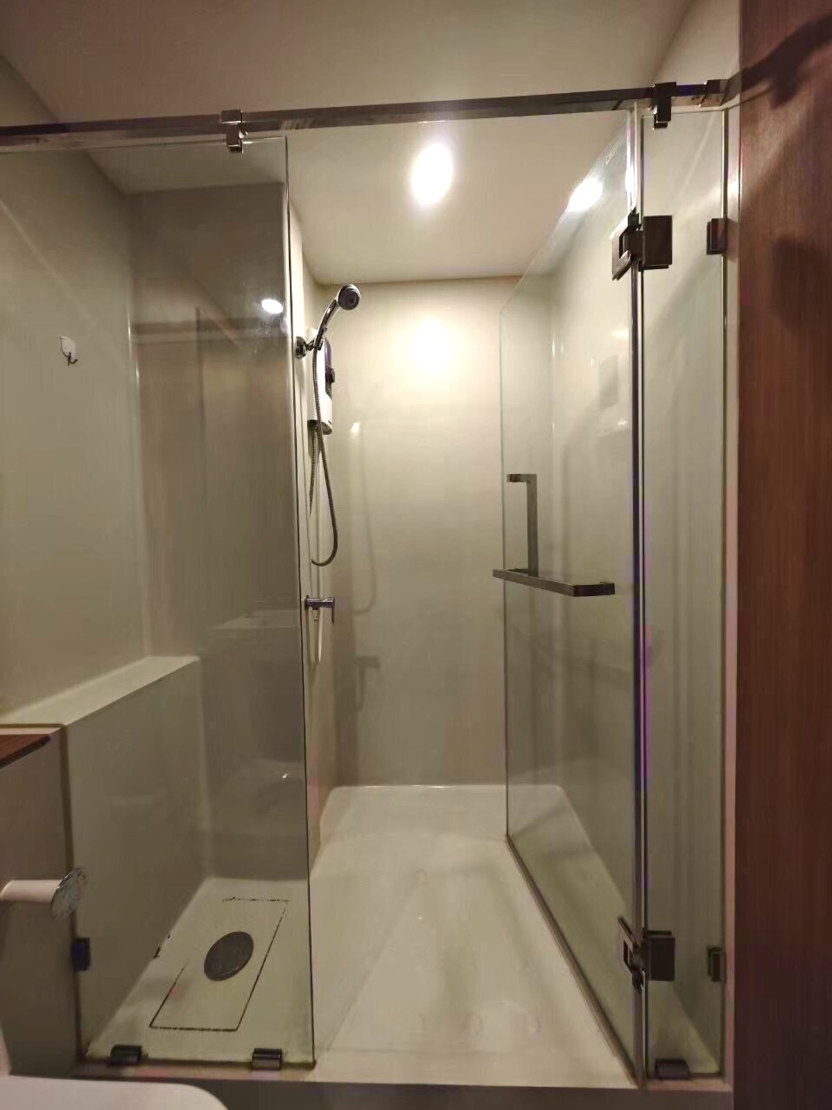 For RentCondoSathorn, Narathiwat : 🎯Blossom Condo @ Sathorn - Charoenrat🔥🔥Beautiful room, fully furnished, in the heart of the city, ready to move in. I like coming to talk at work (T01485)