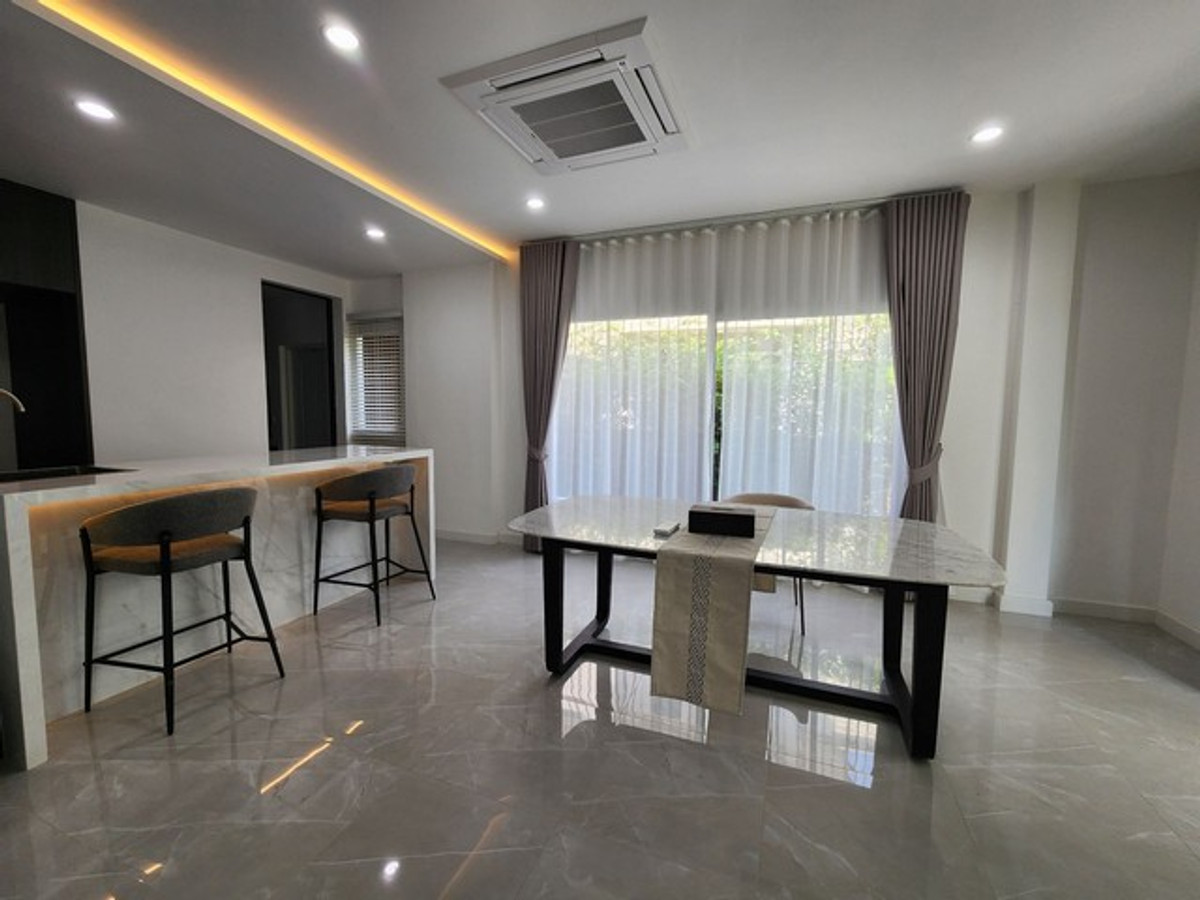 ให้เช่าบ้านพระราม 2 บางขุนเทียน : บ้านเดี่ยวให้เช่า 2 ชั้น ปรับปรุงใหม่ สไตล์ Modern ขนาด 93 ตารางวา 4 นอน มีเรือนรับรองแยก อยู่หลังเซ็นทรัล พระรามสอง