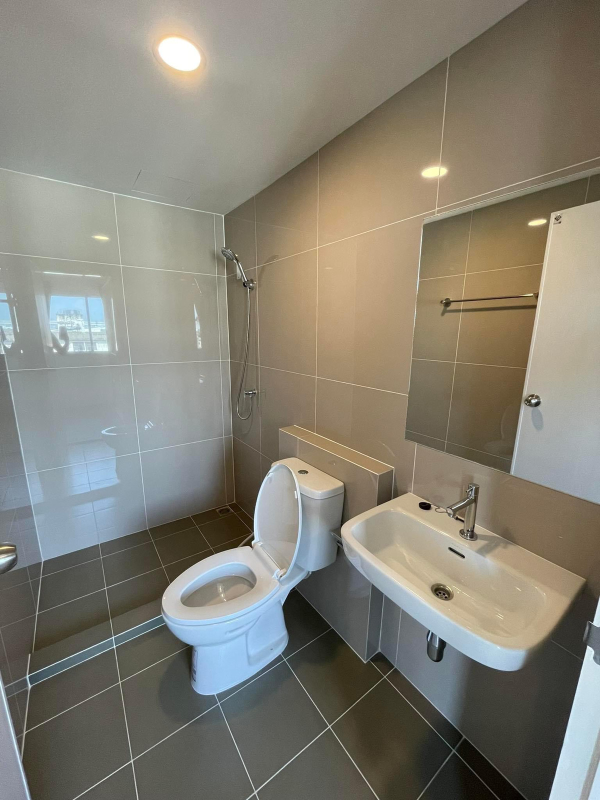 For RentCondoSamut Prakan,Samrong : 🔥 ห้องสวย ราคาดีมาก ไม่ถึงหมื่น ‼️ ให้เช่า Sena Kith ศรีนครินทร์ – ศรีด่าน คอนโดน่าอยู่ ทำเลดี ห้องสวย เฟอร์นิเจอร์ + เครื่องใช้ไฟฟ้าครบ Ready to move in immediately 📍 (Responds to chat quickly, answers calls very quickly)