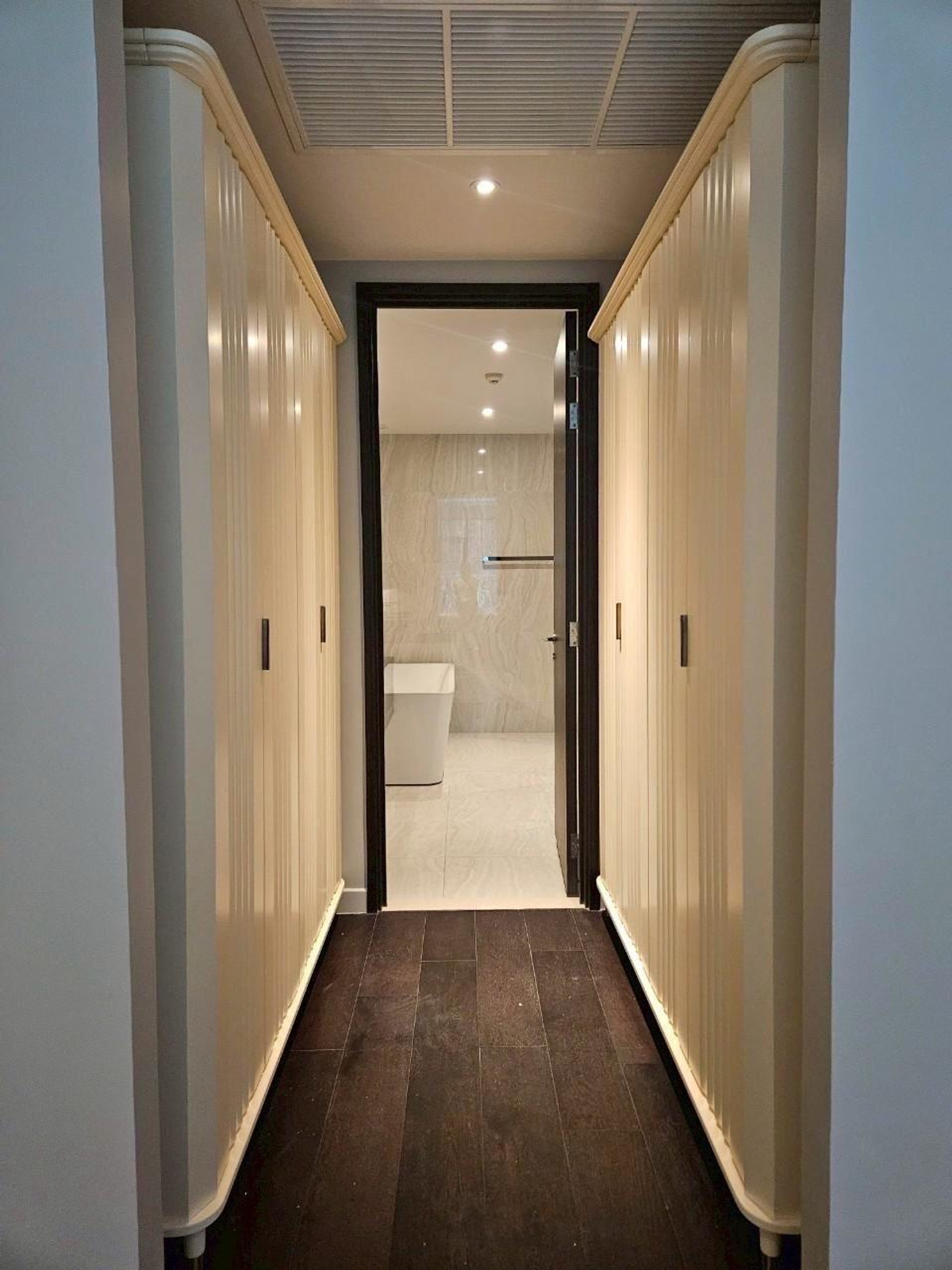 ให้เช่าคอนโดสุขุมวิท อโศก ทองหล่อ : Contemporary Condo for Rent Thonglor | Pet-Friendly Special Price | Near BTS Thonglor | 130,000 THB/Month | คอนโดสไตล์ร่วมสมัยให้เช่า ทองหล่อ เลี้ยงสัตว์ได้ ราคาพิเศษ ทำเลทอง ใกล้ BTS ทองหล่อ 130,000 บาท/เดือน ⸻LTH14769