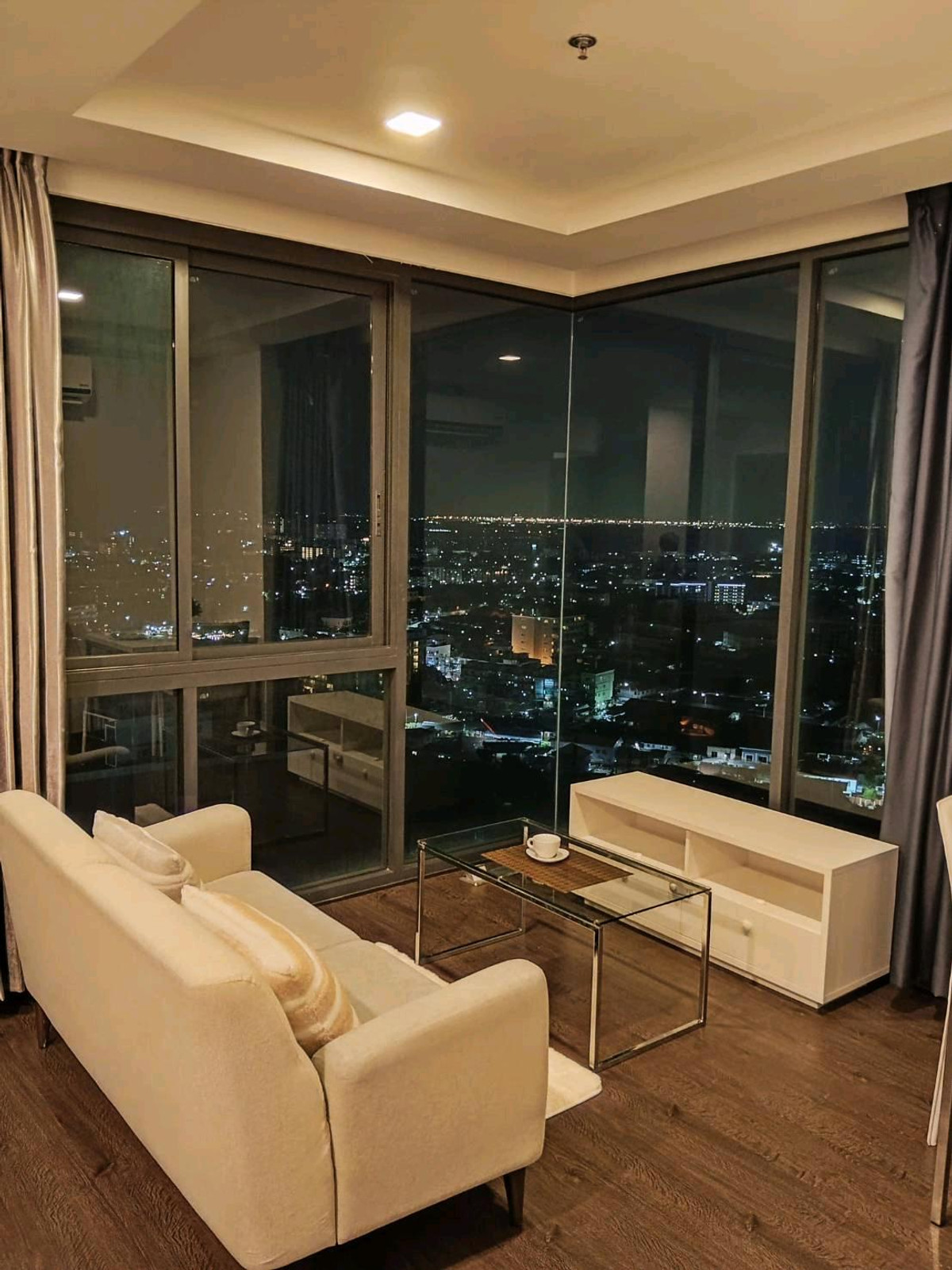 ให้เช่าคอนโดพัทยา บางแสน ชลบุรี สัตหีบ : Posh Pattaya​ ห้องมุม วิวทะเล+city