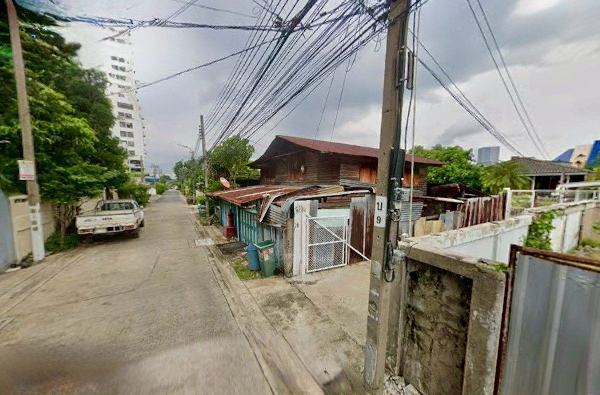 For SaleLandOnnut, Udomsuk : Land for sale in Soi Udomsuk 28 with wooden house **near BTS Udomsuk, very convenient to travel** (N.2064)