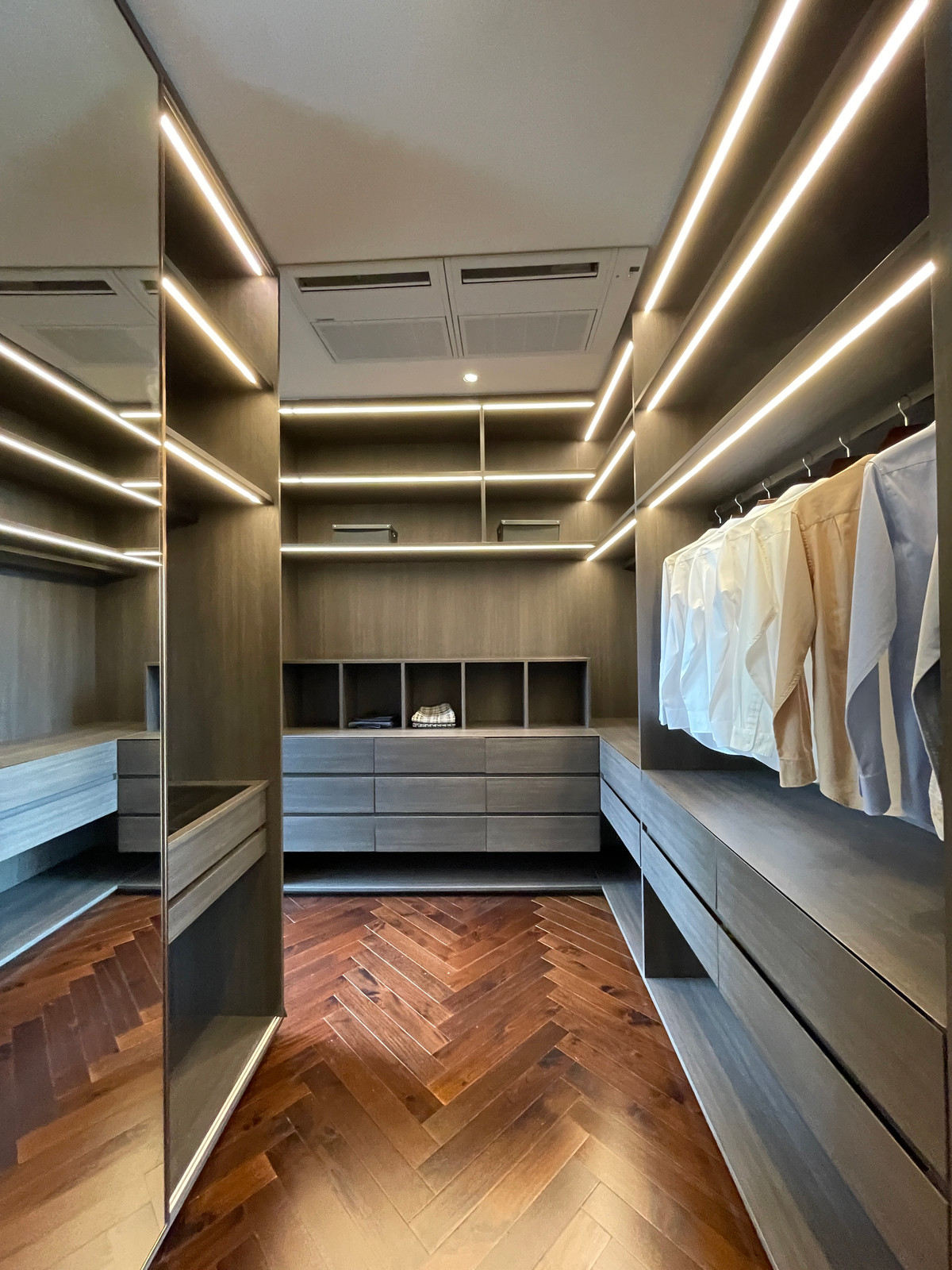 ขายบ้านเลียบทางด่วนรามอินทรา : "หนึ่งเดียวบนเลียบด่วน! Cira Residences บ้านเดี่ยว Ultra-Luxury 3.5 ชั้น พื้นที่ 845 ตร.ม. พร้อมสระว่ายน้ำส่วนตัว | ใกล้ทองหล่อ-พระราม 9 เพียงไม่กี่นาที (สังคมส่วนตัวเพียง 9 ยูนิต)"