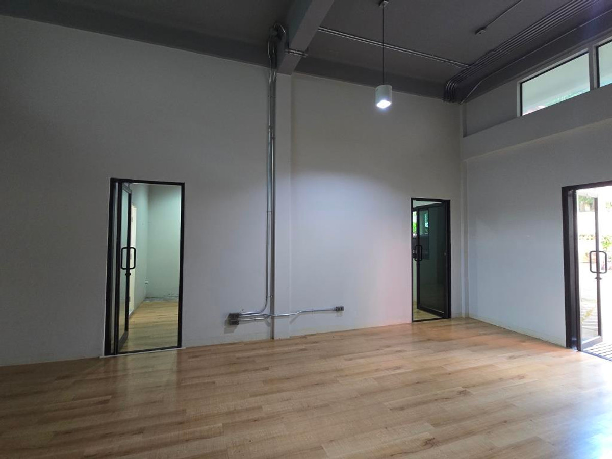 For RentWarehouseAri,Anusaowaree : Ground floor area, service business, product storage, 50-70 sq m., 200-250 baht per sq m. Saphan Khwai