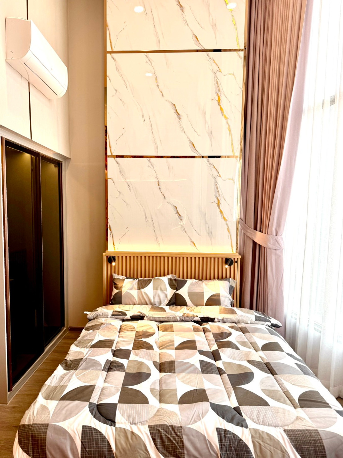 For RentCondoOnnut, Udomsuk : 🏙️ For rent KnightsBridge Space Sukhumvit – Rama 4 ✨ Beautiful room, high ceiling, Duplex style, comfortable, very good location.