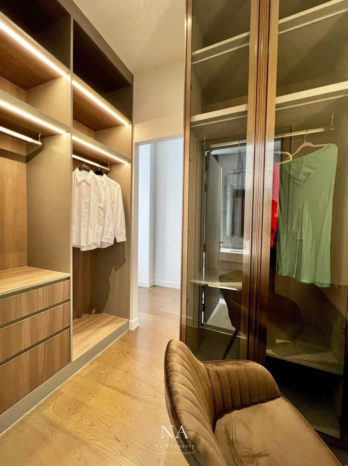 บ้านพัฒนาการ ศรีนครินทร์ : House for rent: Malton Gates new Krungthep Kreetha, 250,000 THB. 5 bedrooms, 6 bathrooms, 544 sq m usable area, 107.7 sq wah land area. Near Rama 9, Pattanakarn, Suan Luang, Srinakarin, Bang Na, Suvarnabhumi Airport, Ramkhamhaeng, Ploenchit, Sukhumvit.