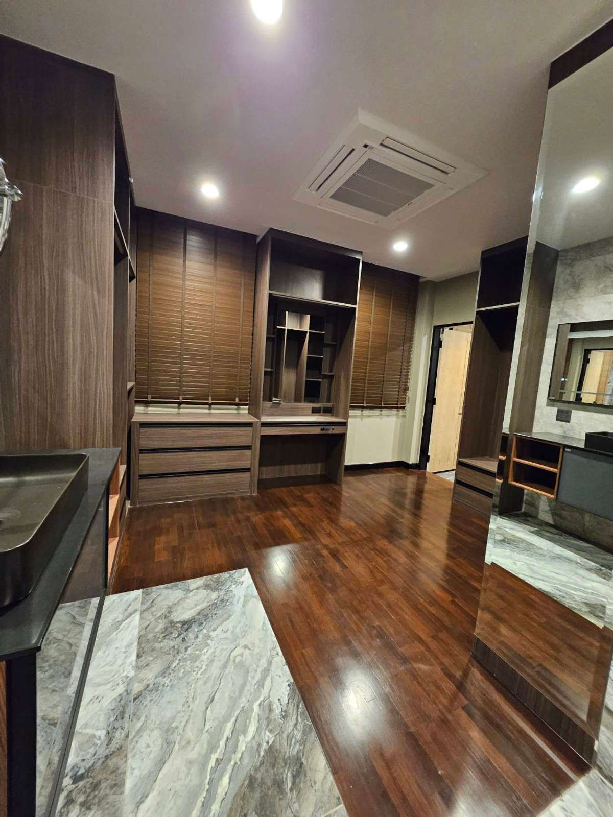 ขายบ้านสุขุมวิท อโศก ทองหล่อ : 🔥For Sale Renovated House in Thonglor! 4+1 Bedroom 370 sq.m fully Furnished Near Donki and BTS Thonglor Tel. 0863692224