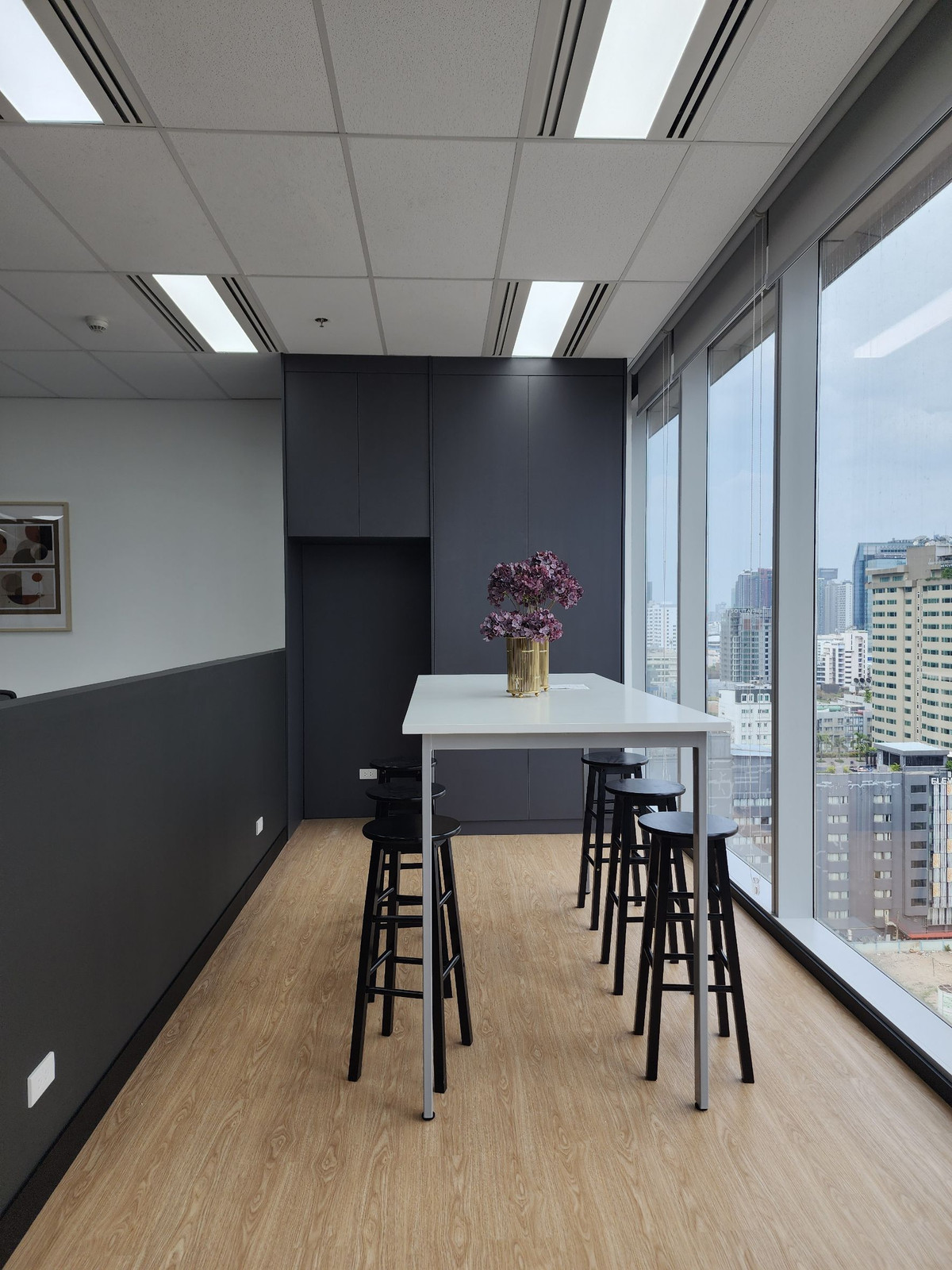 ให้เช่าสำนักงานสุขุมวิท อโศก ทองหล่อ : ออฟฟิศพร้อมใช้ พื้นที่ 116 sq.m  ติดรถไฟฟ้า สถานี นานา