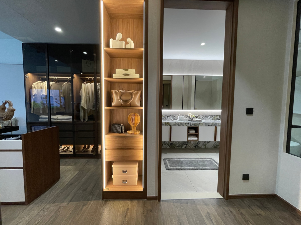 For SaleCondoSilom, Saladaeng, Bangrak : Rare unit for sale 🌳 THE ULTIMATE PARK VIEW | Rare Unit @ROMM CONVENT 🌳2 bedrooms, 2 bathrooms, usable area size 118.15 square meters on the 26th floor that offers a view of the lush Park View in the heart of Bangkok. On the highest potential location, Co